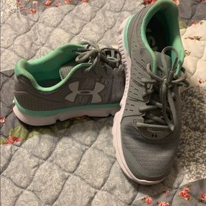 Under Armor in GREAT condition. Worn 3 times.